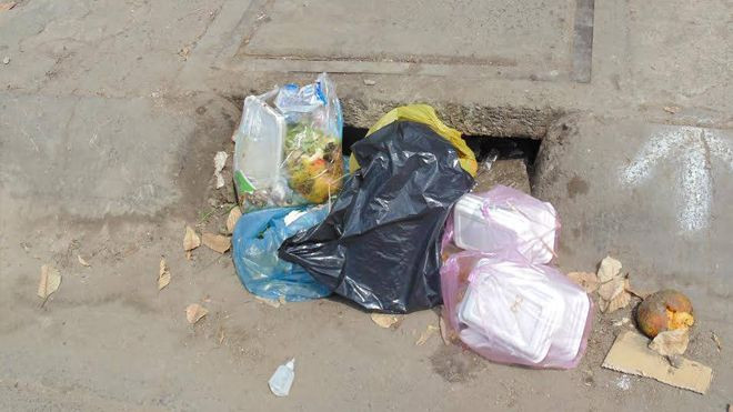 Cứ thi nhau bịt kín miệng cống thế này Sài Gòn, Hà Nội không ngập mới lạ Ảnh 2