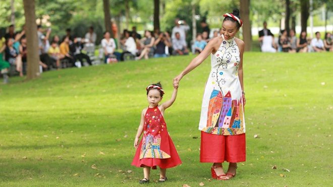 Đây là 4 gia đình hạnh phúc nhất tại Tuần lễ thời trang nhí! Ảnh 2