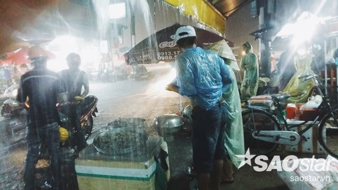 Cả khu chợ bị nhấn chìm trong biển nước khi Sài Gòn tiếp tục mưa lớn Ảnh 2