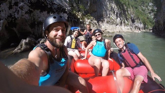 Đôi trẻ du lịch vòng quanh thế giới với giá 0 đồng Ảnh 2