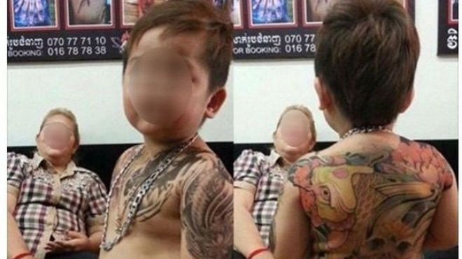 Clip bé trai Việt Nam nằm yên cho người lớn xăm trổ đầy bụng khiến dân mạng xôn xao Ảnh 2