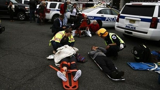 Hiện trường vụ tàu lao nhanh kinh hoàng khiến nhà ga đổ sập Ảnh 2