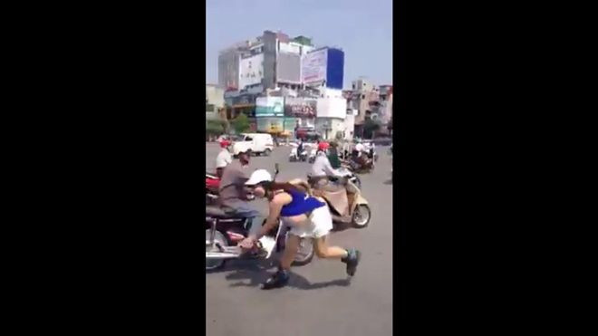 Dàn chân dài bầu giả hở hang gây sốc trên đường Hà Nội Ảnh 2