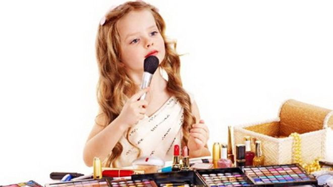 Trẻ em make up từ sớm - dễ thương hay đáng lo ngại? Ảnh 2