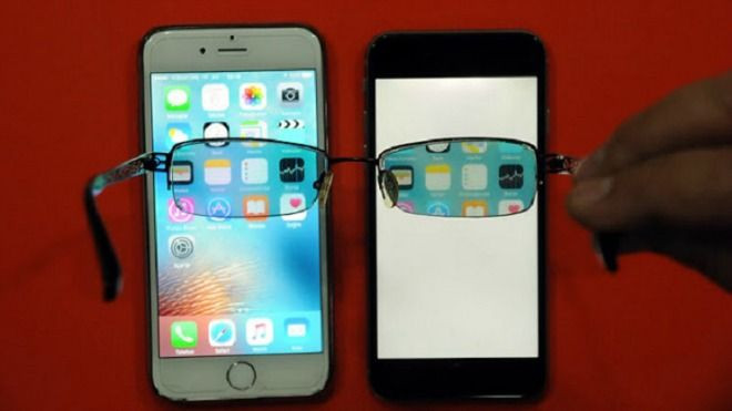 Không muốn người khác 'nhòm ngó' màn hình iPhone của bạn? Hãy đeo chiếc kính này! Ảnh 2