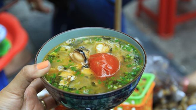 Cận cảnh gánh bún ốc vỉa hè được khen ngợi hết lời trên kênh CNN Ảnh 2