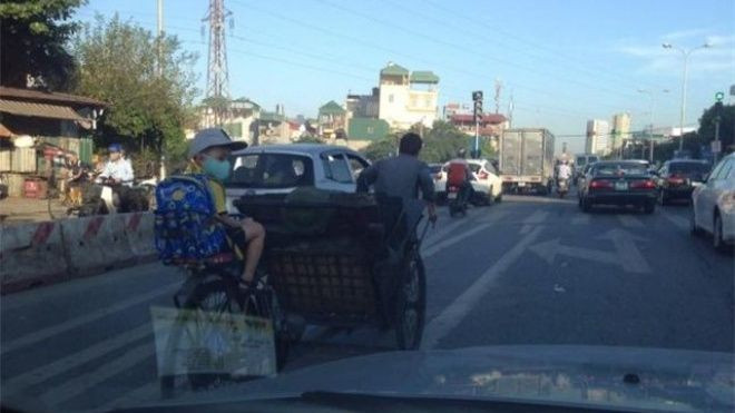 Hà Nội: Người cha kéo xích lô chở đầy than tổ ong đưa con đến trường gây xúc động mạnh Ảnh 2