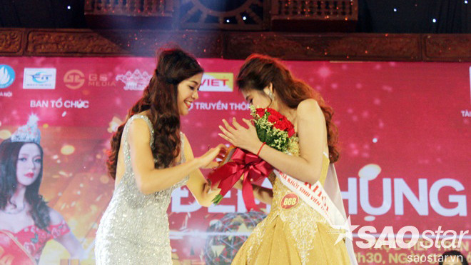 Hoa khôi Sinh viên Hà Nội 2016 liên tục rơi vương miện khi đăng quang Ảnh 2