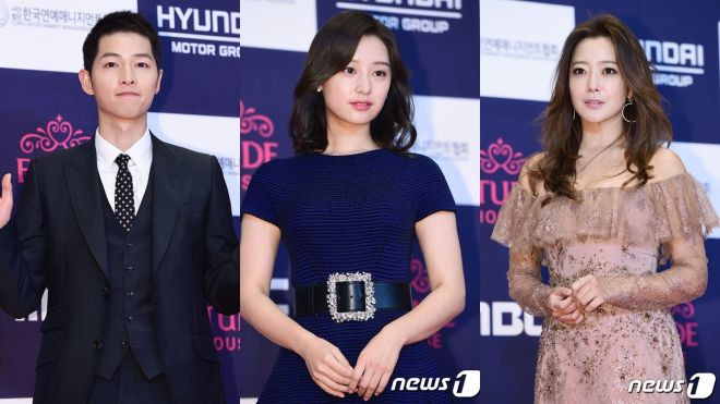 Song Joong Ki vẫn nổi bần bật giữa 'rừng' mỹ nhân gợi cảm tại thảm đỏ APAN 2016 Ảnh 2