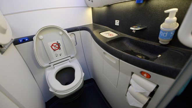 Bạn sẽ giật mình khi biết nơi bẩn nhất trên máy bay không phải là bồn cầu, mà là ngay trước mặt bạn Ảnh 2
