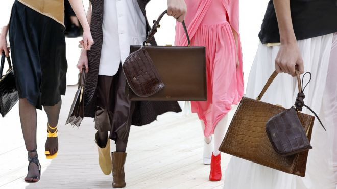 Chẳng ai ngờ giày hai màu cọc cạch lại có ngày trở thành hot trend sàn diễn Xuân Hè 2017 Ảnh 2