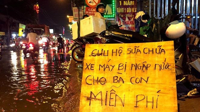 3 anh em sửa xe bị ngập miễn phí tại Sài Gòn Ảnh 2