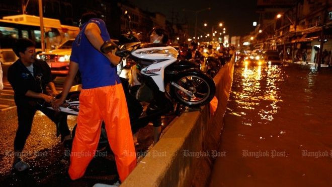 Không chỉ Sài Gòn, chính Bangkok cũng đang 'chìm' trong ngập lụt Ảnh 2