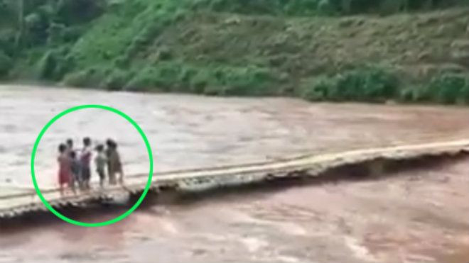 Hàng chục trẻ em la hét trên cầu bị lũ cuốn trôi ở Lai Châu Ảnh 2
