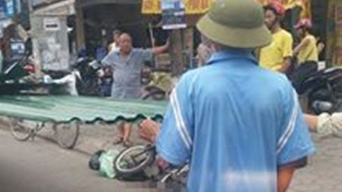 Gia đình bé trai bị tôn cứa cổ xin không xử lý hình sự người lái xe xích lô Ảnh 2