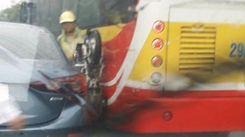 Cố bon chen, người phụ nữ mắc kẹt giữa 2 xe ô tô ngay giữa đường Ảnh 2