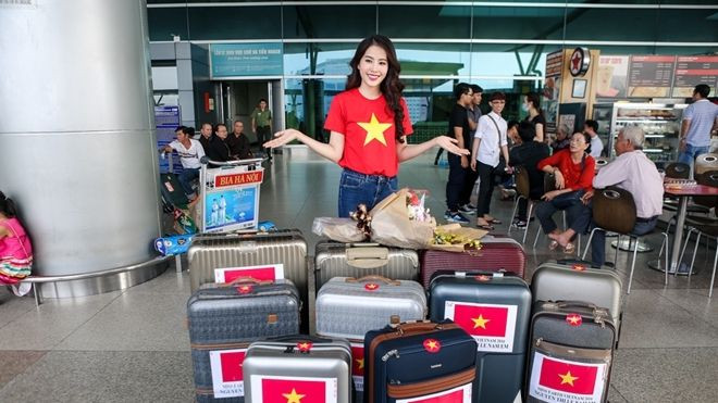Nam Em diện áo cờ đỏ sao vàng, mang 10 vali quần áo đi thi Hoa hậu Trái đất 2016 Ảnh 2