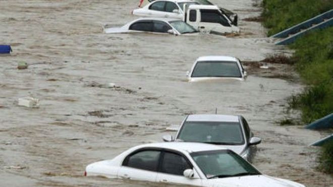 Clip siêu bão tàn phá Hàn Quốc, xe hơi, nhà cửa trôi thành dòng Ảnh 2