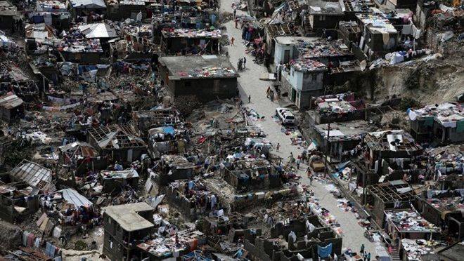 Khung cảnh hoang tàn như sau trận chiến khi bão 'mặt quỷ' Matthew càn quét Haiti Ảnh 2