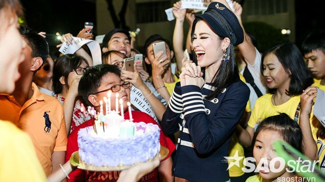 Đông Nhi hạnh phúc đón sinh nhật trong vòng vây của fan sau hậu trường The Voice Kids Ảnh 2