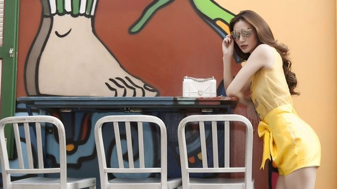 Khánh My khoe đường cong quyến rũ trên đường phố Singapore Ảnh 2