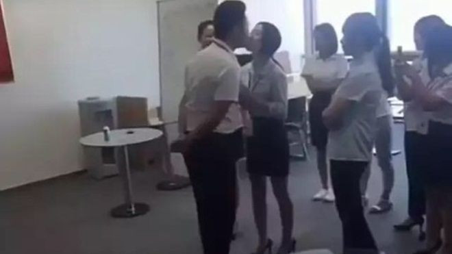 Nội quy gây sốc: Nhân viên nữ phải xếp hàng cho sếp hôn mỗi ngày để 'thắt chặt tình đoàn kết' Ảnh 2