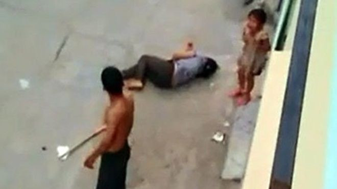 Bé gái gào khóc khi chứng kiến cha cầm dao cứa cổ mẹ Ảnh 2