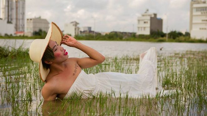 3 triệu người xem cho một livestream nhảm - hot vlogger cũng phải quỳ trước 'công chúa thủy tề' Tùng Sơn Ảnh 2