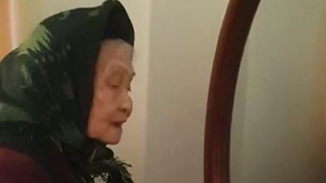 Ai rồi cũng già, nhưng xem xong clip người bà nói chuyện với gương vẫn thấy thương vô cùng Ảnh 2
