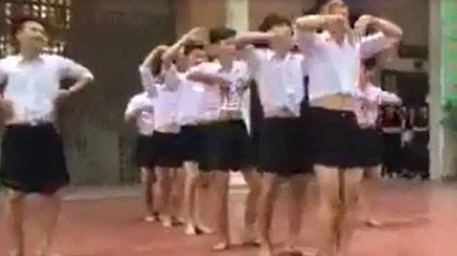 Nhóm nam sinh Hà Nội mặc váy nhảy tại trường Ảnh 2