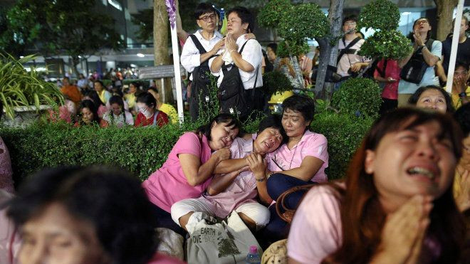 Người dân Thái Lan ôm nhau òa khóc khi nhà vua tôn kính qua đời Ảnh 2
