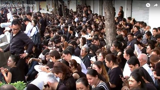 Biển người trong màu áo tang chờ rước linh cữu Quốc vương về Hoàng Cung Ảnh 2