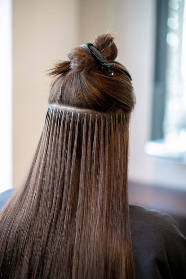 kiểu links - sử dụng ống kim loại nhỏ dán keo để nối từng lọn tóc giả nhỏ vào sát chân tóc thật.