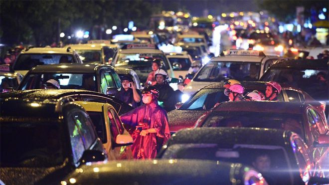 Kẹt xe hàng giờ không nhúc nhích ở Sài Gòn Ảnh 2