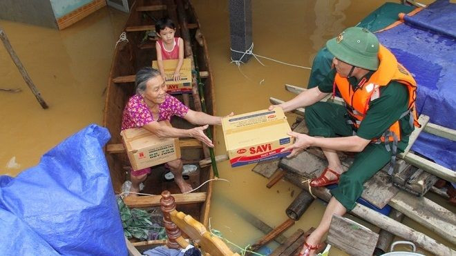 Lũ chưa rút, nhiều người dân Hà Tĩnh cạn kiệt đồ ăn Ảnh 2