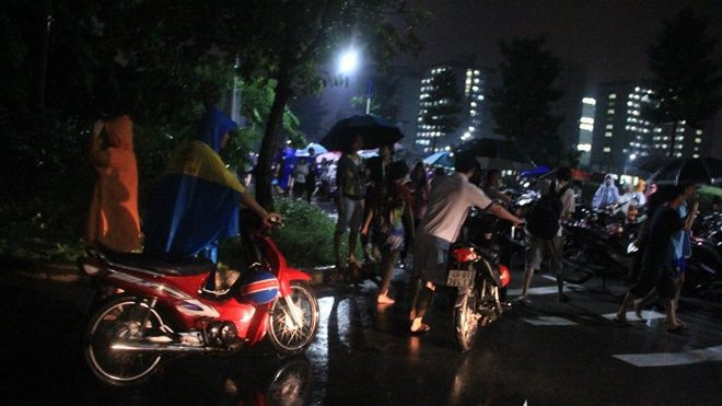 Kí túc xá Đại học Quốc gia TP HCM ngập hàng mét, toàn bộ xe máy phải di dời trong đêm Ảnh 2
