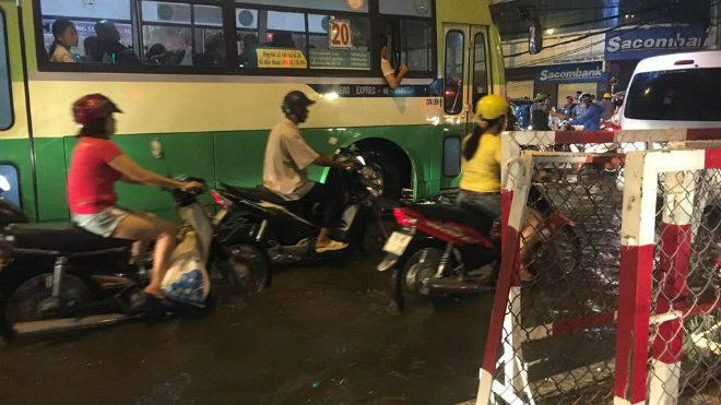 Không mưa nhưng Sài Gòn vẫn ngập do đợt triều cường cao nhất năm Ảnh 2