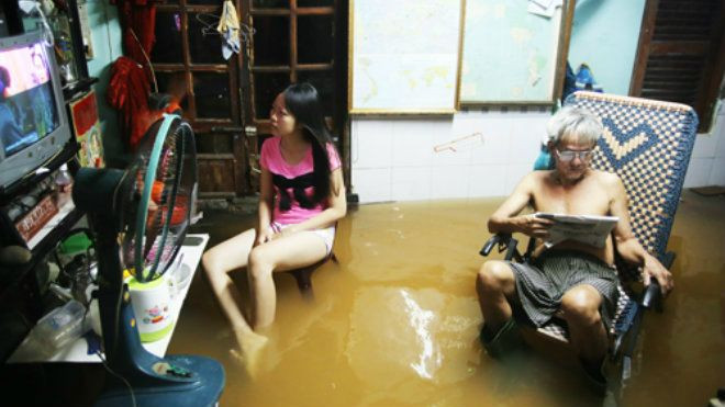 Người Sài Gòn sống quen với ngập khi triều cường cao nhất năm Ảnh 2