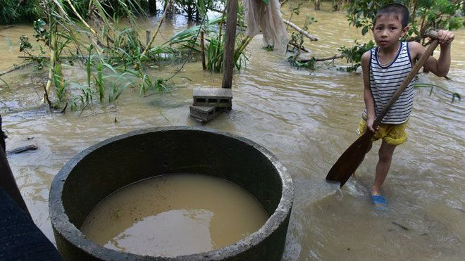Dân uống nước sông sau 4 ngày bị lũ cô lập Ảnh 2