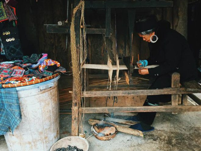 Với quỹ thời gian eo hẹp một ngày, bạn chỉ nên chọn một trong hai bản làng Tả Van hoặc bản Cát Cát để thăm thú. Bản Cát Cát gần trung tâm hơn, bạn có thể đi bộ xuống. Bản có danh thắng thác Tình Yêu, và là nơi sinh sống của bà con dân tộc. Bạn có thể khám phá cách họ dệt vải, nhuộm vải, làm trang sức bằng đồng…