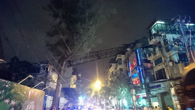 Hà Nội: Cần cẩu công trình bất ngờ đổ sập xuống nhà dân Ảnh 2