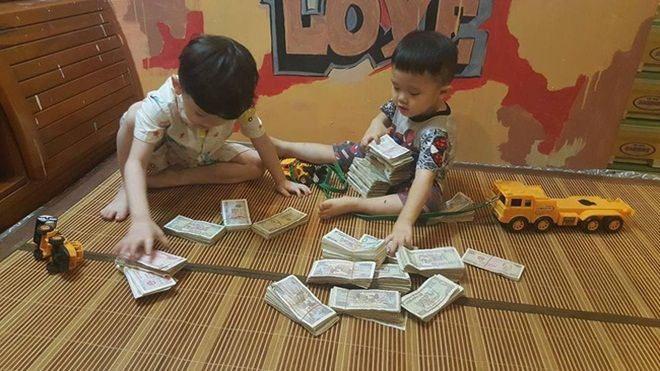 Hai cậu bé đập lợn đất để gửi cho 'chú Phan Anh' làm từ thiện vô cùng đáng yêu Ảnh 2