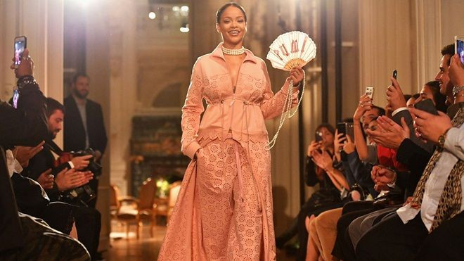 Paris Fashion Week: Rihanna khiến giới thời trang chao đảo Ảnh 2