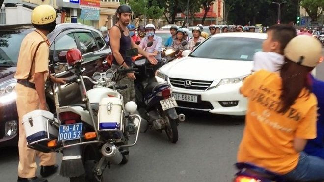 Anh chàng Tây chặn ôtô chạy ngược chiều ở trung tâm Sài Gòn Ảnh 2