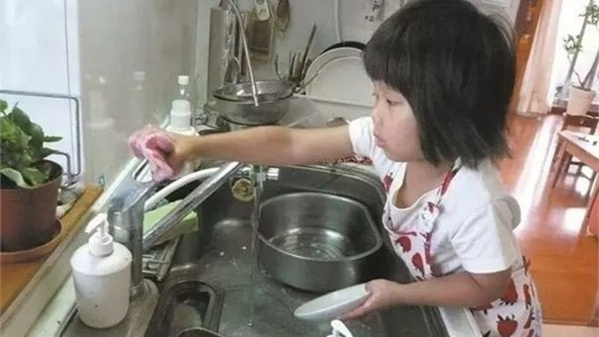 Cô bé 4 tuổi bị mẹ 'ép' phải làm mọi việc nhà và nguyên nhân phía sau sẽ khiến bạn rơi lệ Ảnh 2