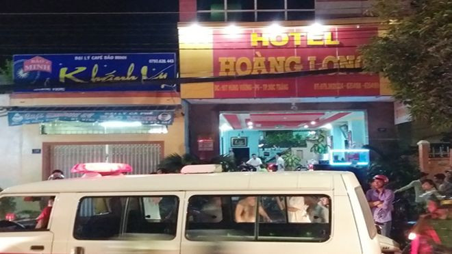 Thanh niên ngáo đá nhảy nhót, rơi từ tầng 5 khách sạn Ảnh 2