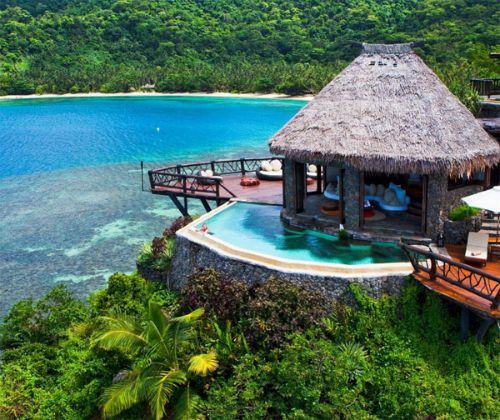 Thuê một hòn đảo ở Fiji: 750.000 USD (cho 5 đêm, không bán rời) Laucala là một hòn đảo tư nhân ở Fiji phía Nam Thái Bình Dương, có diện tích 12 km2 được bao quanh bởi rừng nhiệt đới hoang dã. Hòn đảo có sức chứa 72 người, 5 nhà hàng, quán bar sẵn sàng thay đổi thực đơn theo yêu cầu của du khách. Giới nhà giàu không thuê một villa mà thường thuê nguyên cả đảo với giá 150.000 USD một đêm nhưng ít nhất phải thuê 5 đêm.