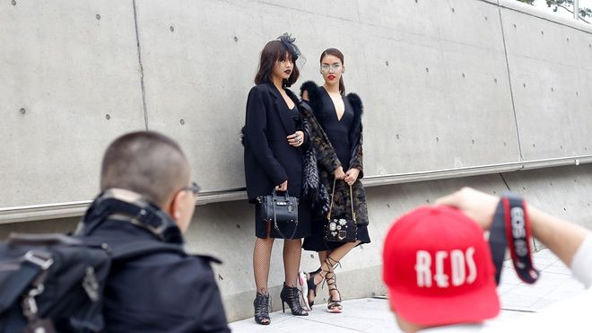 Lan Khuê, Quỳnh Mai thu hút ống kính nhiếp ảnh với street style all-black tại Seoul Fashion Week Ảnh 2