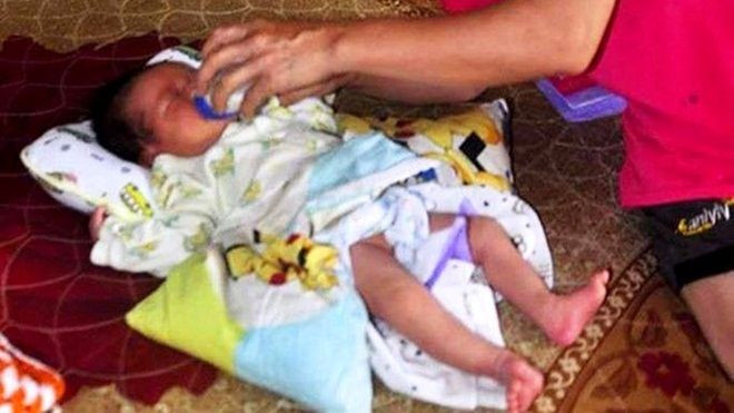 Bé trai bị bỏ rơi dưới gốc khế lúc rạng sáng Ảnh 2