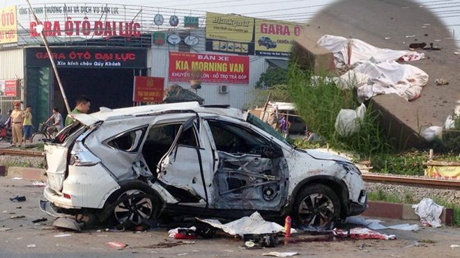 Hà Nội: Tàu hỏa xéo nát ô tô, 5 người tử vong ngay tại chỗ Ảnh 2